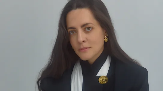 La garde-robe de travail d'Emrys Cousins comprend généralement un jean et un blazer.