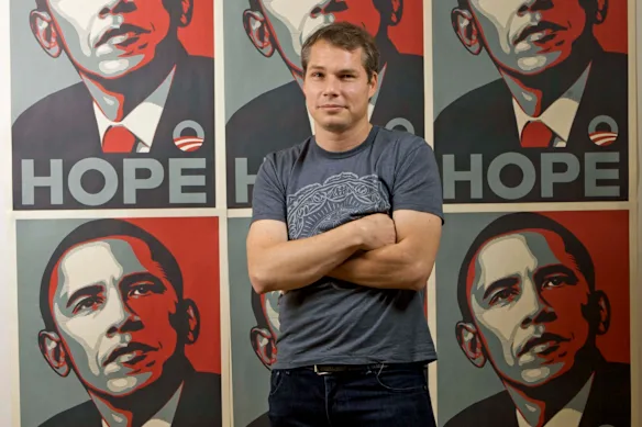 Le street artiste de Los Angeles Shepard Fairey pose avec son œuvre de Barack Obama Hope en 2009.