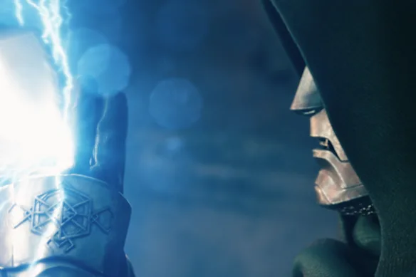 Cette image publiée par Marvel montre le Docteur Doom dans une scène du prochain film Avengers : Doomsday.
