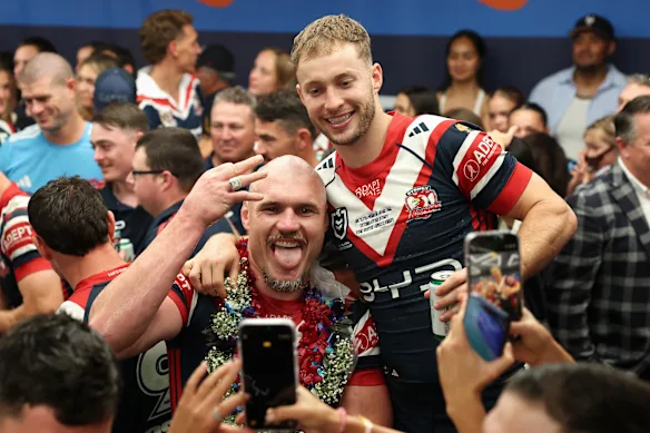 Sam Walker et Angus Crichton après avoir remporté la grande finale avec les Roosters.