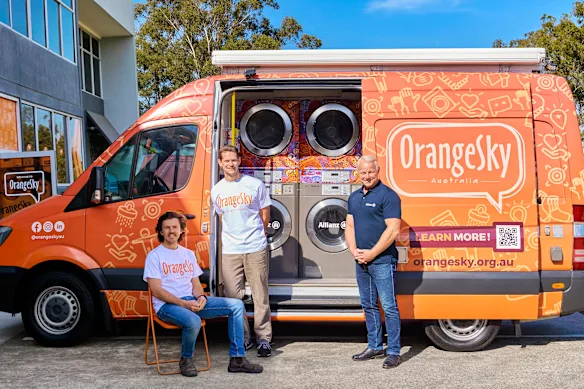 De gauche à droite : Nic Marchesi et Lucas Patchett, cofondateurs d'Orange Sky, avec Richard Feledy, directeur général d'Allianz Australia. 