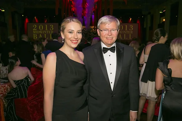 Jessica Rudd avec son père, l'ancien Premier ministre Kevin Rudd, au Midwinter Ball en 2013. 