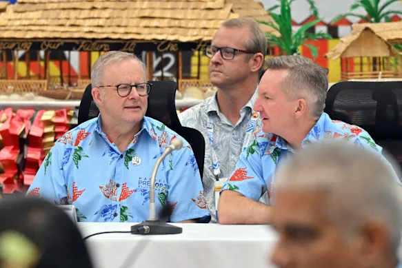 Le Premier ministre Anthony Albanese et le ministre du Changement climatique Chris Bowen portent des chemises hawaïennes lors d'un sommet pré-COP à Tuvalu.