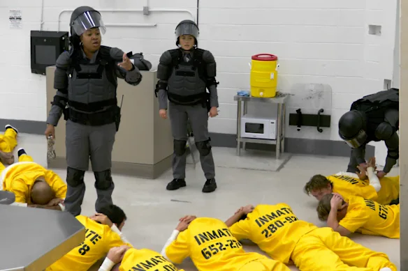 Netflix a recréé une étude psychologique controversée dans The New Stanford Prison Experiment.