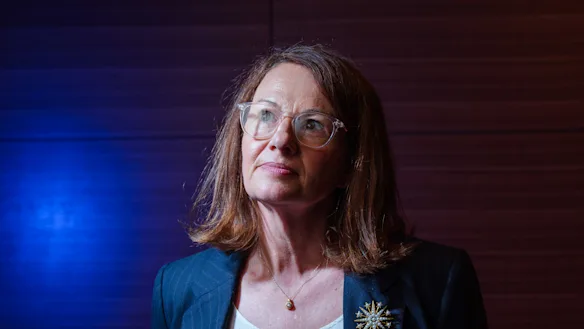 Abigail Bradshaw affirme que l’IA de pointe offre d’énormes opportunités mais aussi d’énormes défis.