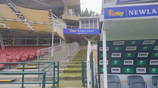 La passerelle allant du terrain de jeu du Cap aux vestiaires.