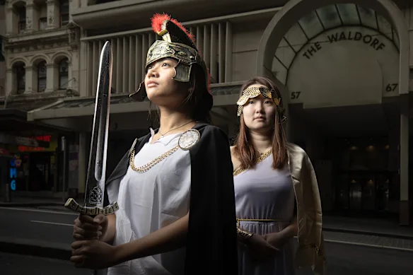 Les membres du personnel de Sydney Party Decorations modélisent des costumes inspirés de l'Odyssée.