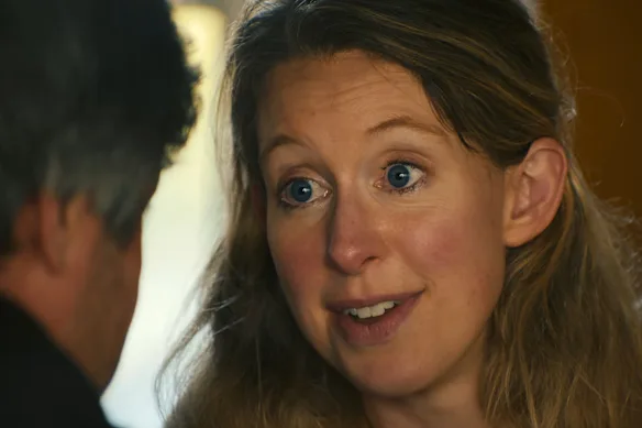 Tout dépend des yeux si vous voulez vous habiller en Elizabeth Holmes cet Halloween.