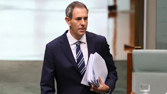 Le trésorier, le Dr Jim Chalmers, arrive mercredi dernier pour l'heure des questions au Parlement de Canberra.