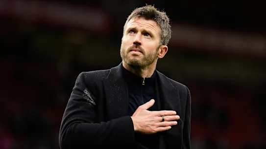 Michael Carrick réagit aux supporters après la défaite de son équipe.