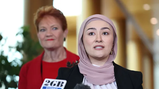 La sénatrice Pauline Hanson, leader de One Nation, et la sénatrice Fatima Payman lors d'une conférence de presse au Parlement de Canberra le jeudi 17 septembre 2026.
