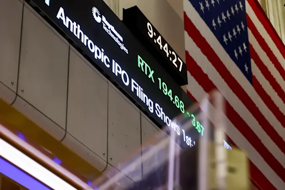 Un téléscripteur affichant les nouvelles de l'introduction en bourse d'Anthropic sur le parquet de la Bourse de New York lundi. 