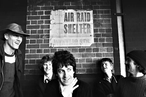Les membres de Midnight Oil, dont Peter Garrett (à l'extrême gauche) et Rob Hirst (au centre), photographiés en 1978, dans l'une des images reproduites dans le livre de Hirst.