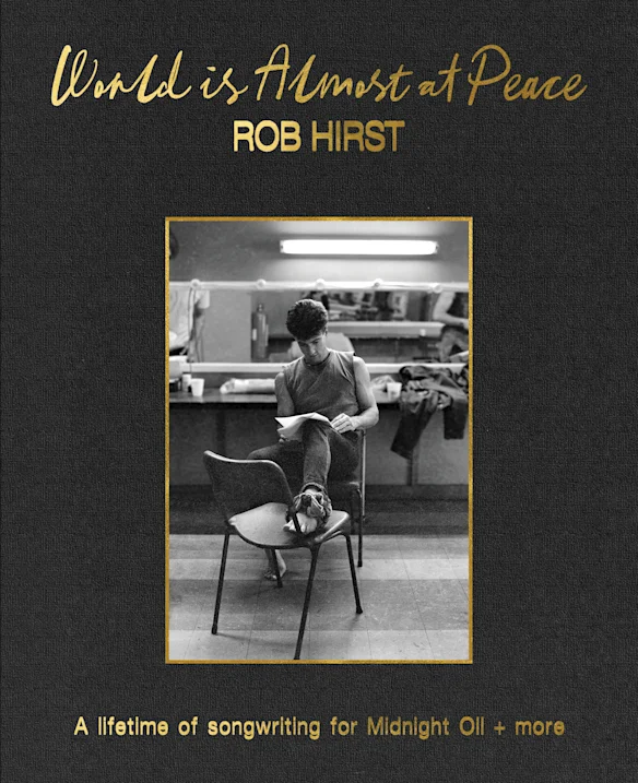 La couverture du livre posthume de paroles, de photos et d'histoires de Rob Hirst.
