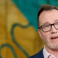 Plan fiscal de David Shoebridge : le chef des Verts dévoile une proposition de réduction d&rsquo;impôt de 1 000 $ financée par les impôts sur les bénéfices gaziers et miniers