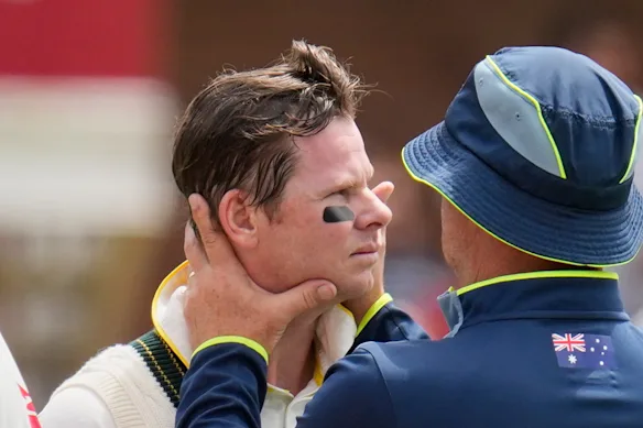 L'Australien Steve Smith reçoit des soins médicaux au cours du quatrième jour du deuxième test.