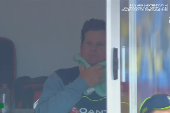 Steve Smith vu soigner son cou blessé lors du deuxième test de la série.