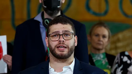 Le sénateur Vert Jordon Steele-John aux côtés des défenseurs du NDIS lors d'une conférence de presse post-budgétaire au Parlement.