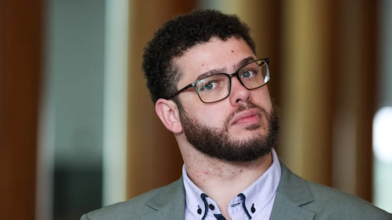 Allégations de Jordan Steele-John : une femme accusée par le sénateur s'exprime après des révélations sur sa relation