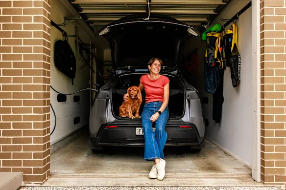 Bronwyn Batten avec son véhicule électrique, la plus grosse dépense pour sortir des combustibles fossiles.
