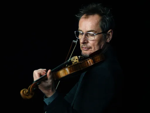 Tognetti a commencé à jouer du violon à l'âge de cinq ans : « Il faut des années pour obtenir un son raisonnable », dit-il.