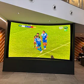 Une immense télévision a été installée dans le hall du siège de la ligue de rugby.