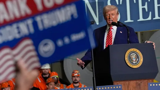 Les métallurgistes écoutent Donald Trump annoncer son intention de doubler les droits de douane sur les importations d’acier. Cette décision a fait chuter les prix de l’acier.