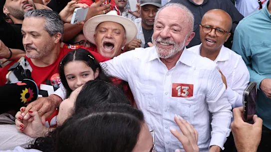 Luiz Inácio Lula da Silva a remporté une victoire par derrière pour rester président du Brésil.