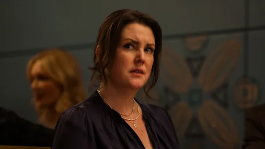 Shauna (Melanie Lynskey), avec son mari Jeff (Warren Kole), est le personnage le plus complexe des Yellowjackets.