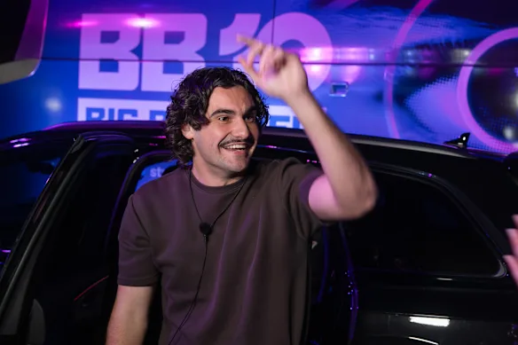 Marshy, vendeur de chariots élévateurs, entre dans la maison de Big Brother. 