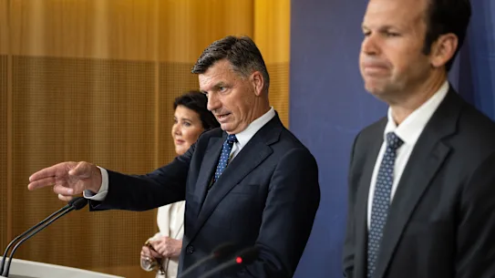 La chef adjointe de l'opposition, Jane Hume, le chef de l'opposition Angus Taylor et le chef national Matt Canavan lors du lancement de leur politique migratoire à Sydney.