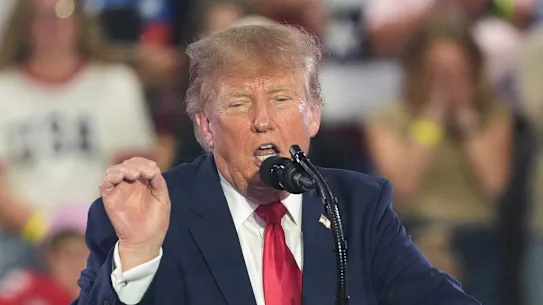 À un peu plus d’une semaine des élections, la rhétorique de Trump s’est durcie.