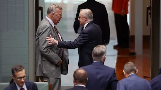 Le député de One Nation David Farley (à gauche) accueilli par le Premier ministre Anthony Albanese (à droite) lors de la première journée du représentant au Parlement. 