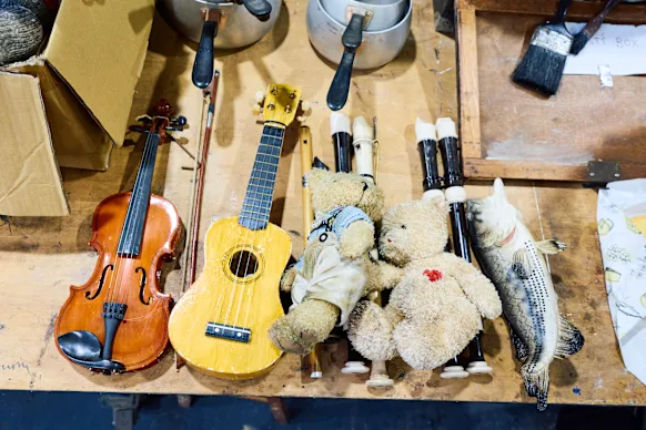 Des accessoires bordent les bancs de l'atelier d'Opera Australia pendant le processus de conception de La Bohème.