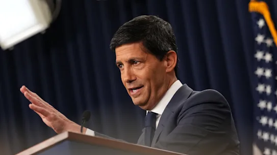 Le président de la Fed, Kevin Warsh, a expliqué l'approche attentiste de la banque centrale américaine.