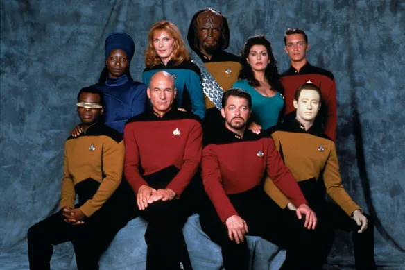 Patrick Stewart (première rangée, deuxième à gauche) avec les acteurs de Star Trek : The Next Generation.