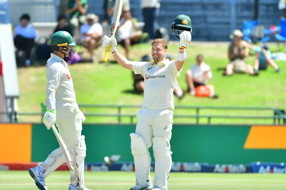 Josh Inglis célèbre son test ton contre l'Afrique du Sud. Le match s'est joué devant un faible public.