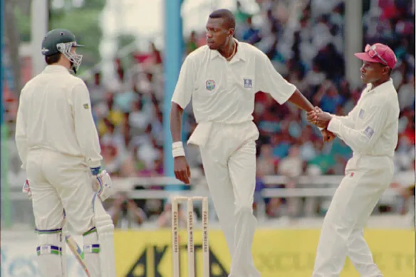Les Antilles étaient autrefois les rois du cricket jusqu'à ce que Steve Waugh (à gauche) et les Australiens se battent contre eux, dont le rapide Curtly Ambrose (au centre). Le skipper Richie Richardson a dû retirer son stimulateur cardiaque après une altercation avec Waugh au Queen's Park Oval à Port of Spain, Trinidad.