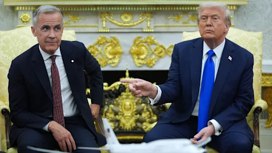 Le Premier ministre canadien Mark Carney et le président américain Donald Trump dans le Bureau Ovale.