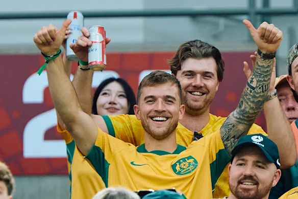Socceroo Riley McGree, blessé, dans les tribunes de la Coupe du Monde de la FIFA.