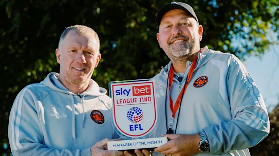 Paul Scholes, conseiller en chef du football de Salford City, et l'entraîneur Peter Cklamovski.