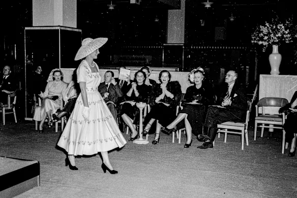 Un aperçu du défilé de mode de Christian Dior chez David Jones le 15 juillet 1948.
