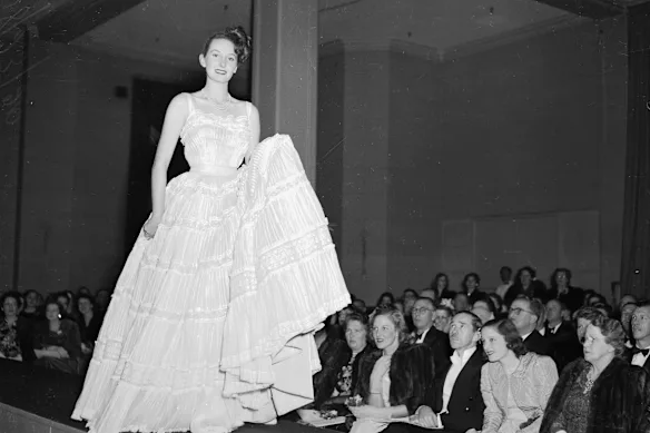Le défilé de mode Christian Dior chez David Jones à Sydney le 31 juillet 1948.