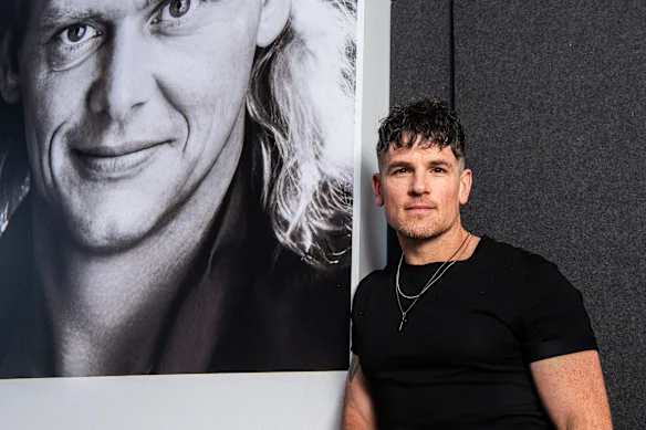 Michael Paynter avec une affiche de John Farnham, après l'annonce de Whispering Jack en janvier.