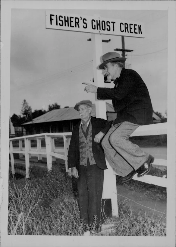 Photographié en 1948, deux anciens habitants de Campbelltown sur le site où le fantôme de Fisher a résolu un meurtre.