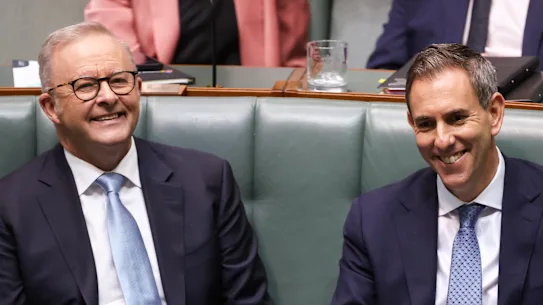 Le Premier ministre Anthony Albanese et le trésorier Jim Chalmers lors d'une division à la Chambre des représentants au Parlement de Canberra, le mardi 27 octobre 2026. fedpol Photo : Alex Ellinghausen
