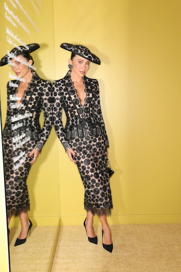 Rozalia Russe dans un look personnalisé de Steven Khalil au pavillon Lexus le jour du Derby. 
