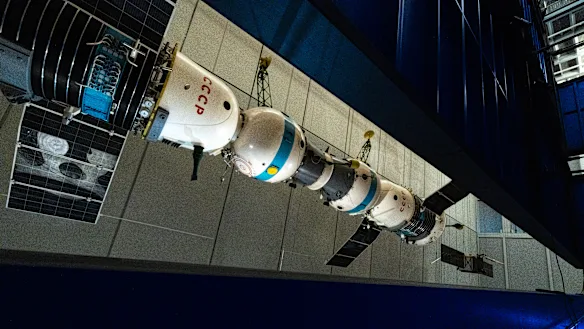 Un autre objet spatial dans le cadre de l’exposition aérospatiale phare Task Eternal.