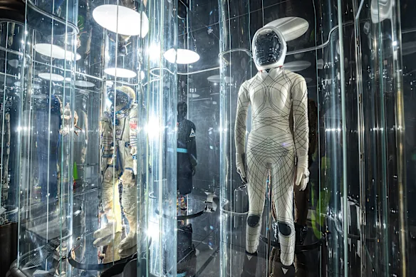 Une collection de combinaisons spatiales tirée de l'industrie, de la science-fiction et de la culture pop exposée dans le cadre de l'exposition Task Eternal. 