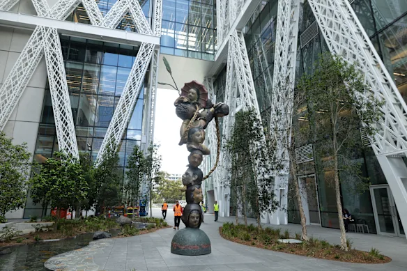 La principale sculpture extérieure commandée pour le Powerhouse Parramatta est Tree of Life de l'artiste contemporain indien britannique Bharti Kher.